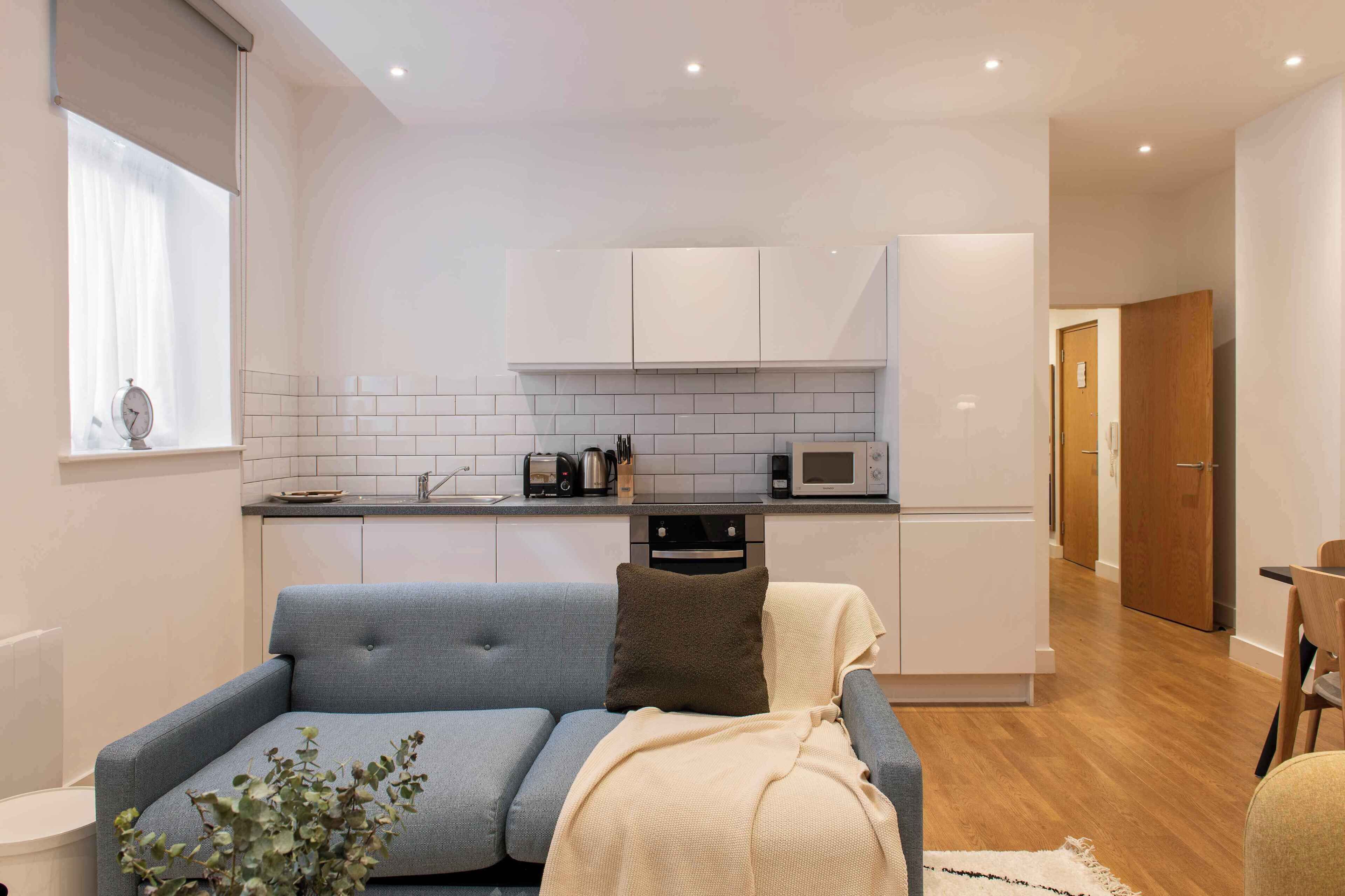 Two Bedroom Apartment Plus | Caja de seguridad en la habitación y espacio para trabajar con laptop 