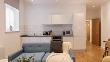 Two Bedroom Apartment Plus | Caja de seguridad en la habitación y espacio para trabajar con laptop