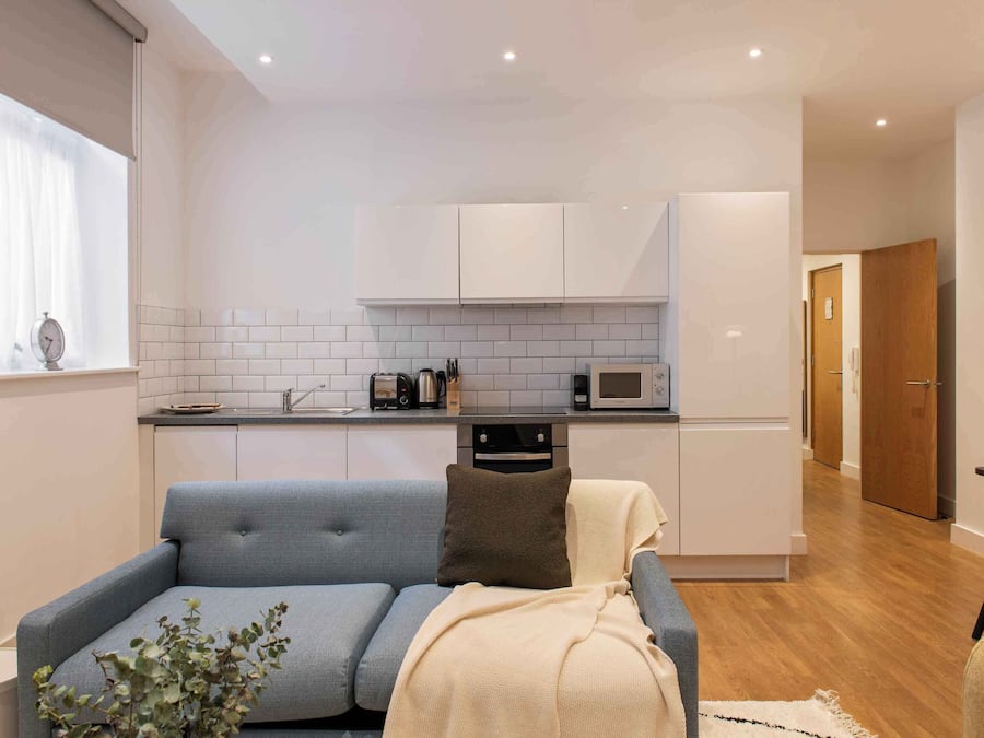 Two Bedroom Apartment Plus | Värdeförvaringsskåp på rummet och arbetsyta för laptop
