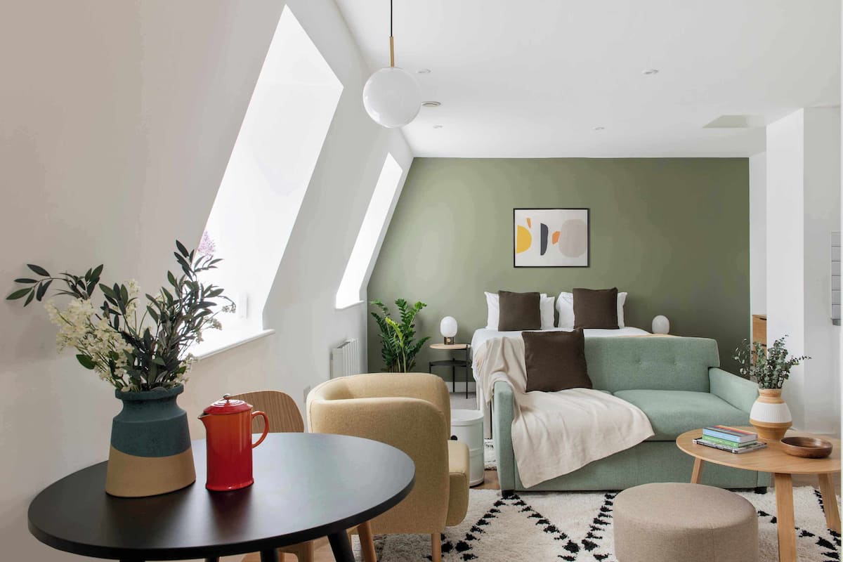 Studio Apartment | 房內夾萬、手提電腦工作空間、熨斗/熨衫板、免費嬰兒床