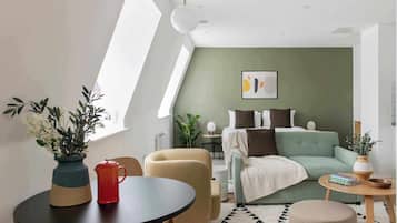 Studio Apartment | Peti besi dalam bilik, ruang kerja komputer riba