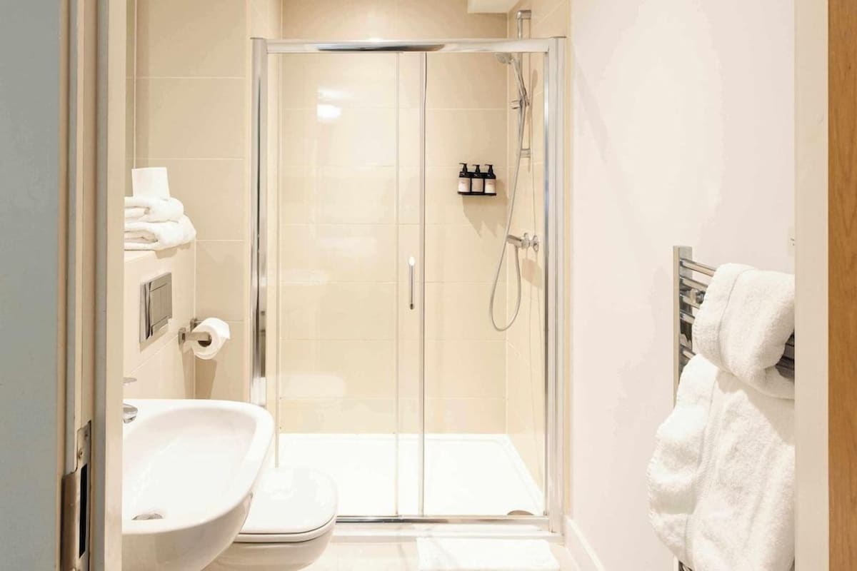 Salle de bain | Articles de toilette gratuits, sèche-cheveux, serviettes fournies, savon