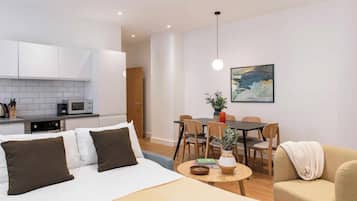 Two Bedroom Apartment Plus | Caja de seguridad en la habitación y espacio para trabajar con laptop
