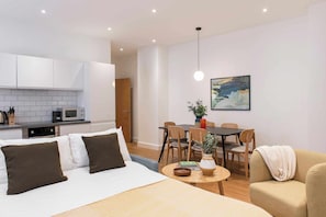 Two Bedroom Apartment Plus | 객실 내 금고, 노트북 작업 공간, 다리미/다리미판, 무료 유아용 침대