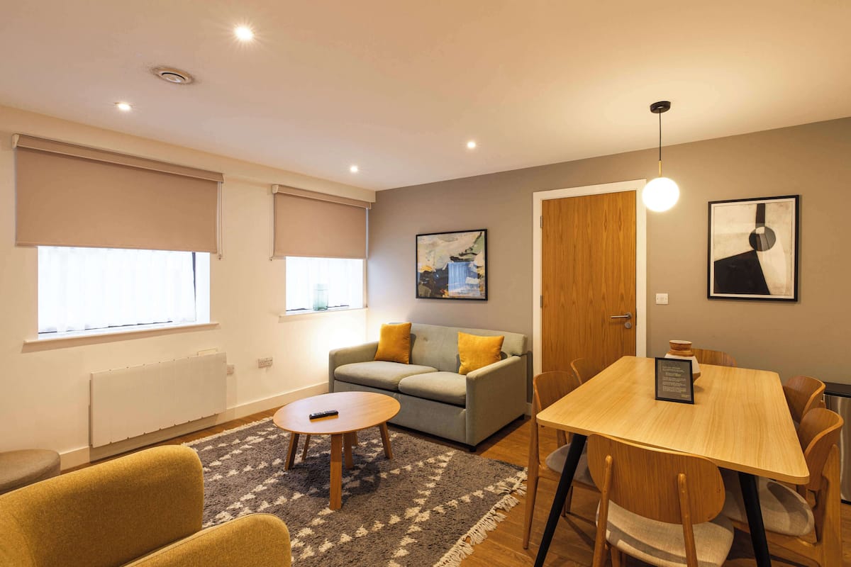 Two Bedroom apartment | 房內夾萬、手提電腦工作空間、熨斗/熨衫板、免費嬰兒床