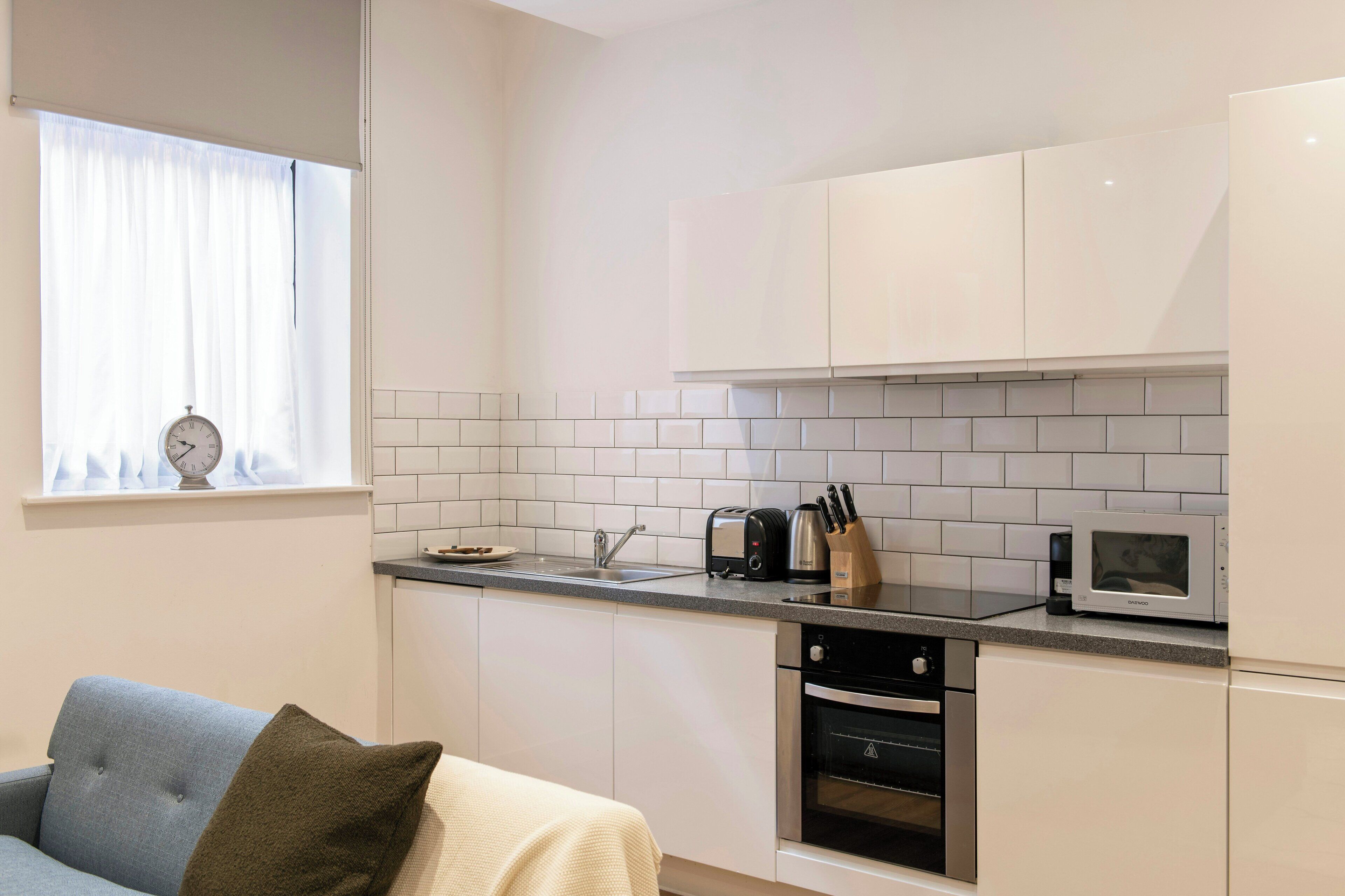 Two Bedroom Apartment Plus | Cocina privada | Frigorífico grande, microondas, horno y placa de cocina