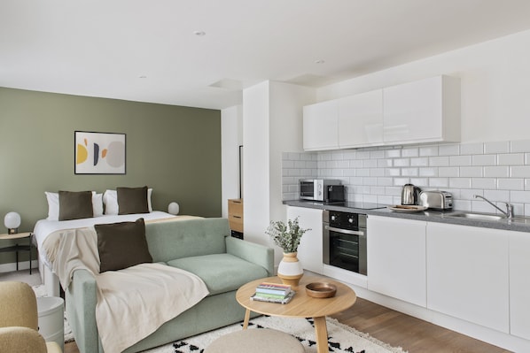 Studio Apartment | Zona de estar | Televisión de pantalla plana de 32 pulgadas con canales digitales