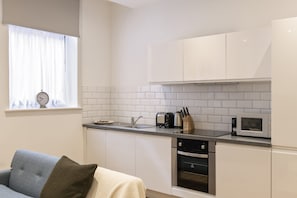 Full-size fridge, microwave, oven, stovetop