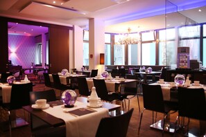 Petit déjeuner buffet (19 EUR par personne)