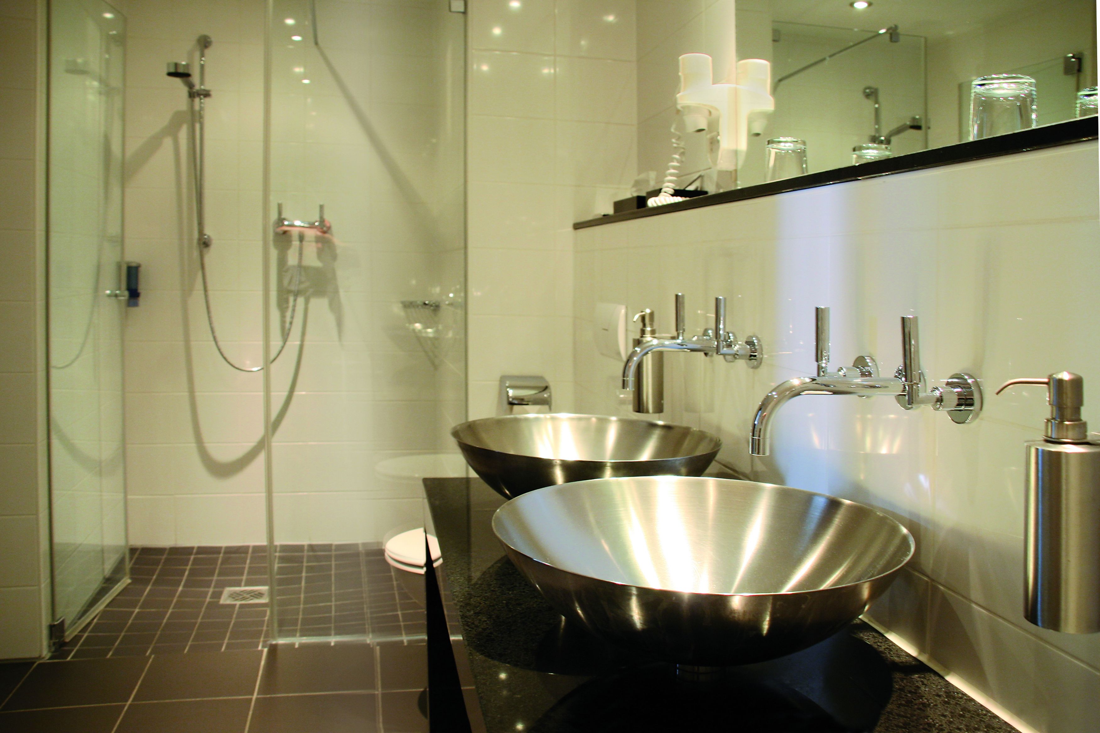 suite | bathroom | free toiletries, hair dryer, towels