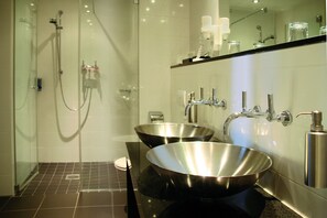 Sviitti | Kylpyhuone | Ilmaiset hygieniatuotteet, hiustenkuivaaja, pyyhkeet