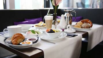 Desayuno buffet diario (EUR 19 por persona)
