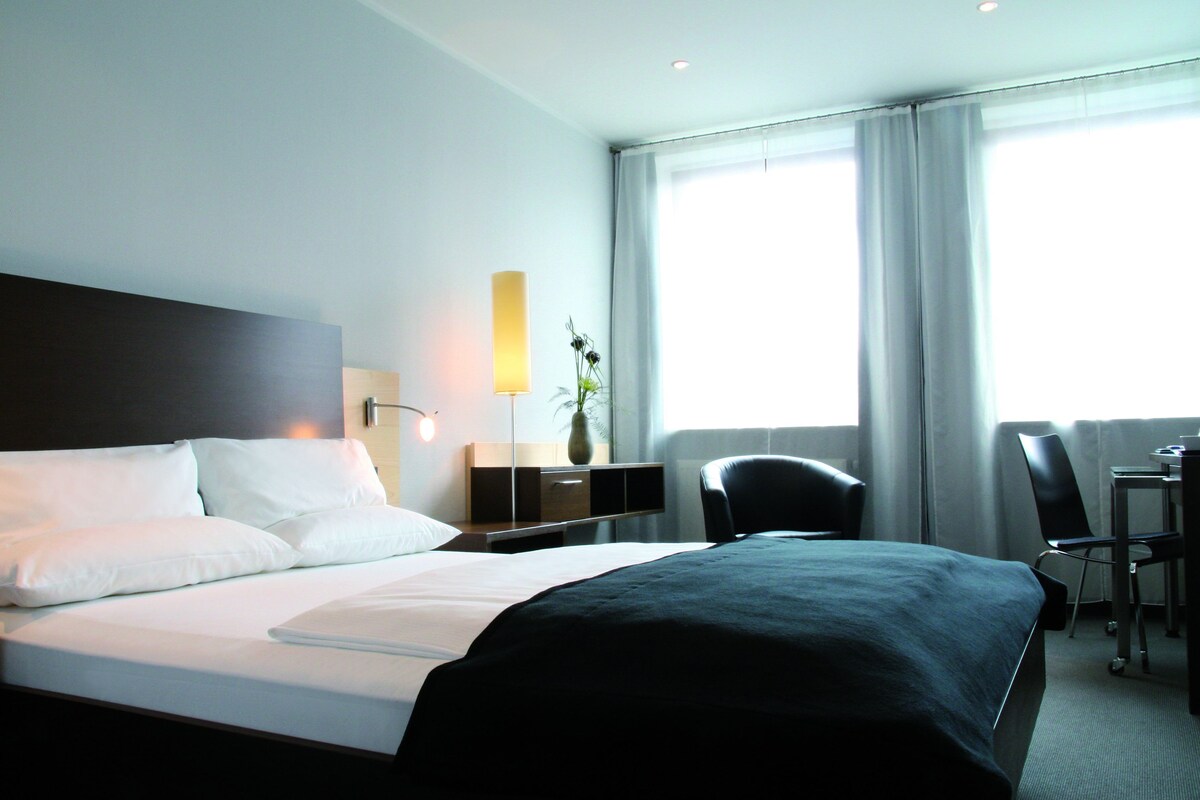 Egyptian cotton sheets, premium bedding, minibar (free items)
