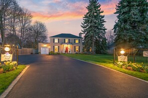Front of property - Abacot Hall Bed & Breakfast (Niagara-on-the-Lake)