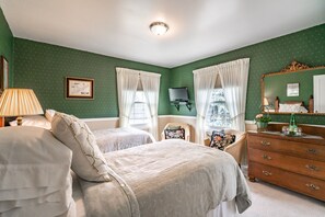 Premium bedding, pillow-top beds, individually decorated - Abacot Hall Bed & Breakfast (Niagara-on-the-Lake)