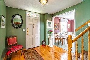 Interior entrance - Abacot Hall Bed & Breakfast (Niagara-on-the-Lake)