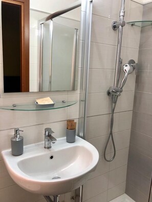 Chambre Confort double ou avec lits jumeaux | Salle de bain | Douche, articles de toilette (gratuits), séchoir à cheveux, bidet