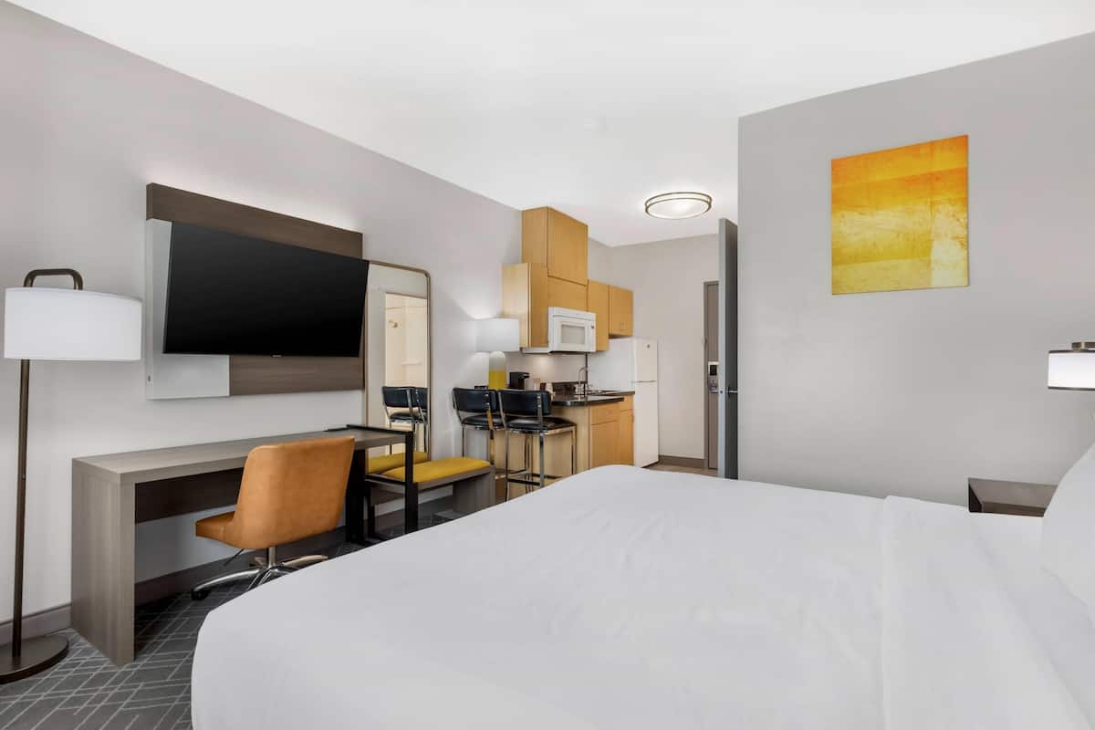 Room, 1 King Bed, Non Smoking, Kitchenette | Individually decorated, individually furnished, desk, iron/ironing board