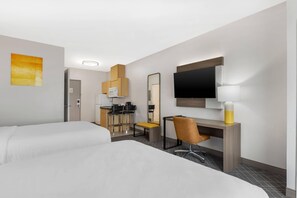 Room, 2 Queen Beds, Non Smoking, Kitchenette No Pets Allowed | Individuelt dekorert, individuelt innredet og skrivebord
