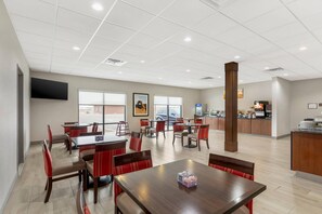 Free daily full breakfast  - Comfort Inn Ballard-Roosevelt (Roosevelt)