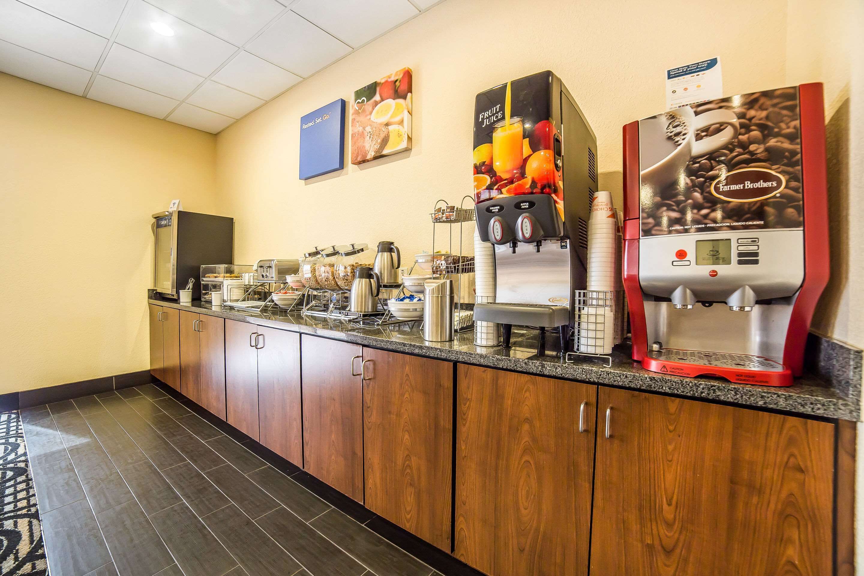 朝食 (フル ブレックファスト)、毎日提供 (無料)