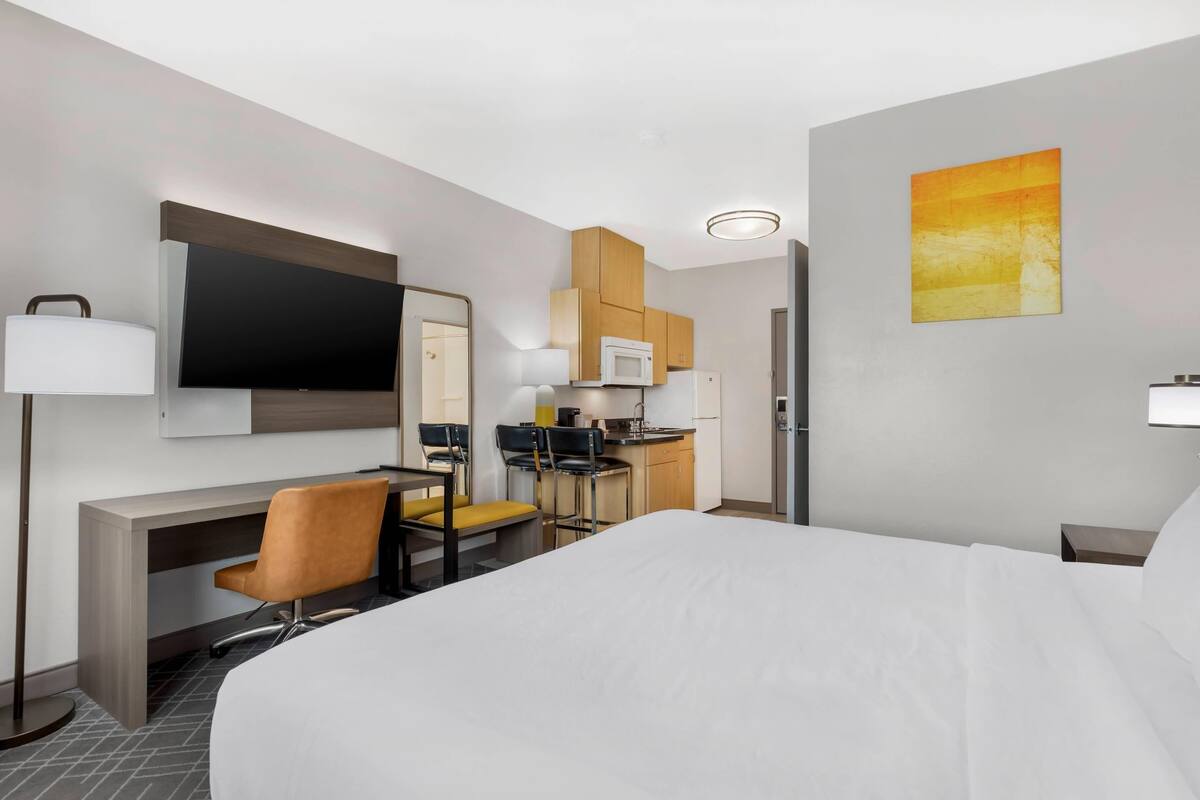 Room, 1 King Bed, Non Smoking, Kitchenette | Individually decorated, individually furnished, desk, iron/ironing board