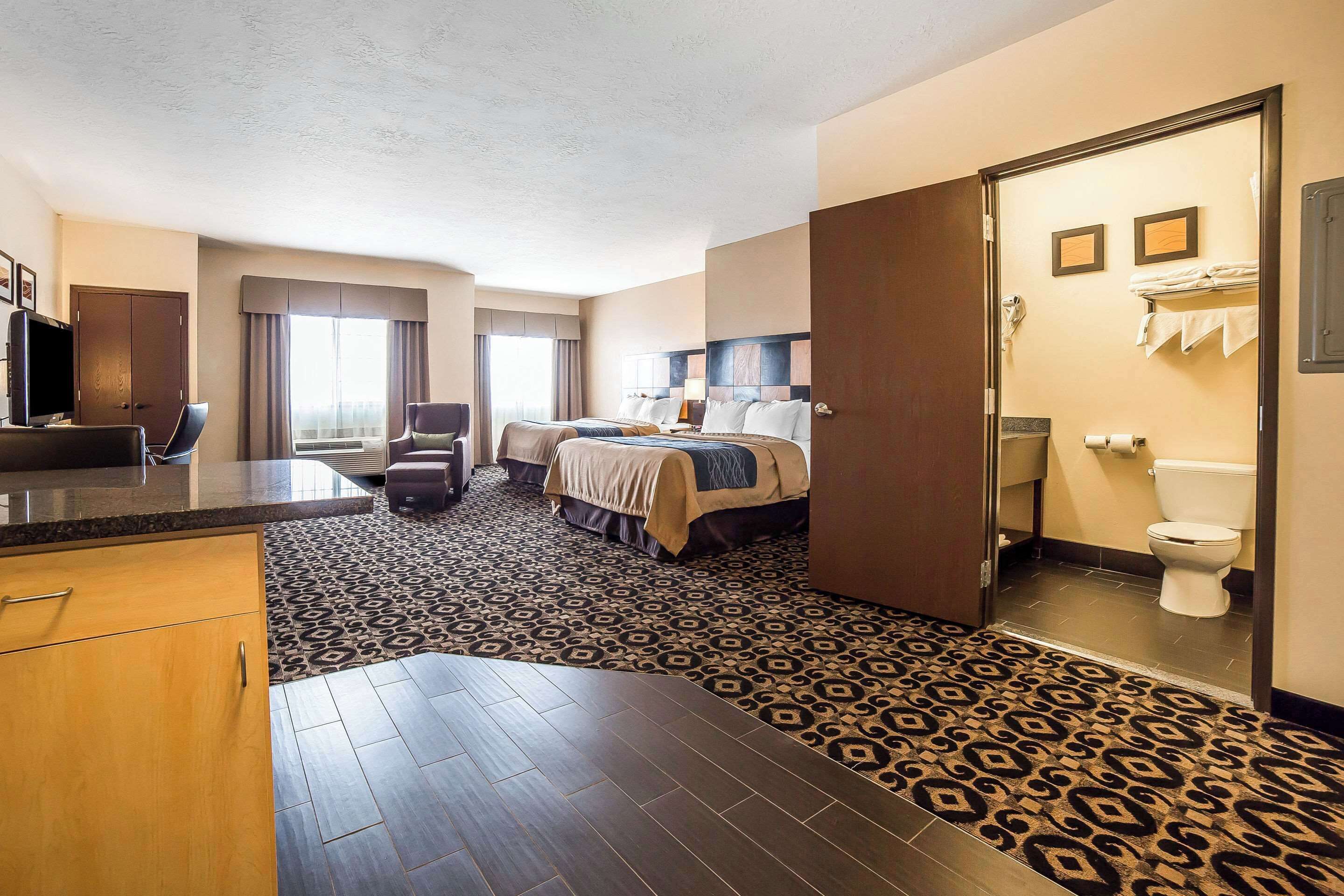 客室ごとに異なる装飾、客室ごとに異なるインテリア、デスク、アイロン / アイロン台