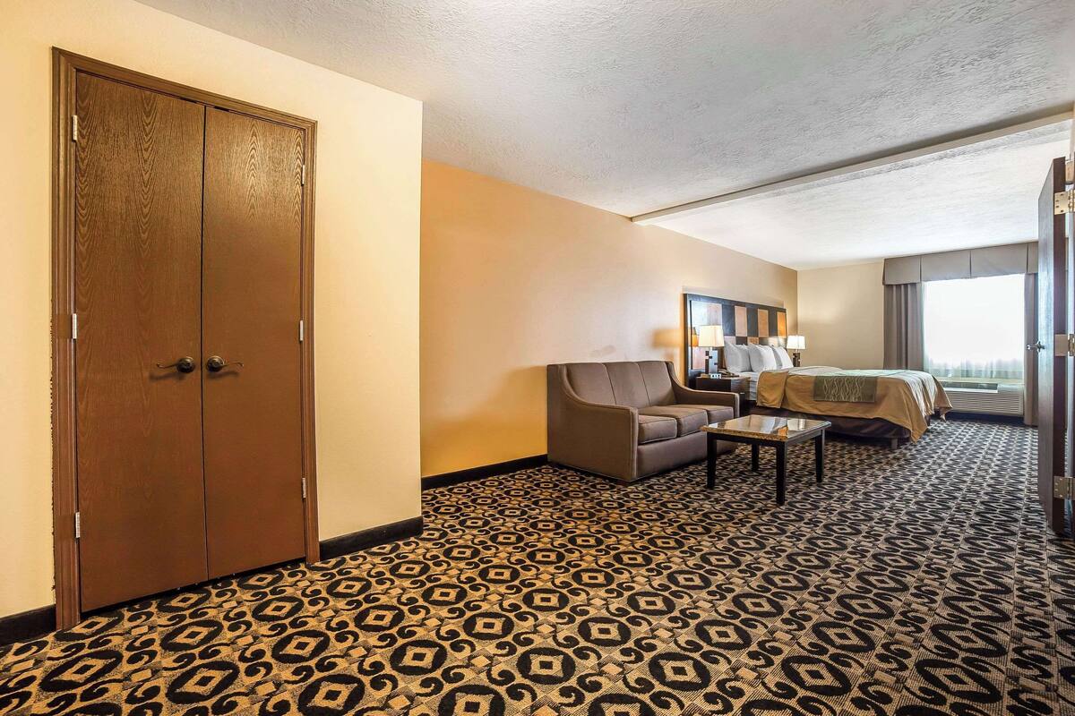 Suite, 1 King Bed, Non Smoking