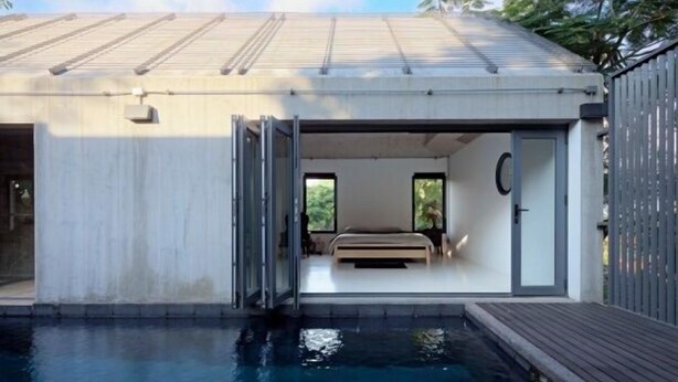 A modern, compact bedroom with a large window, a wooden deck, and a swimming pool. - Viva Chiang Mai (Chiang Mai)