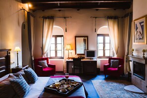 Suite, vistas a la montaña | Servicio de comidas en la habitación