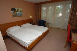 Frigobar, cofres nos quartos, berços, camas extras/dobráveis