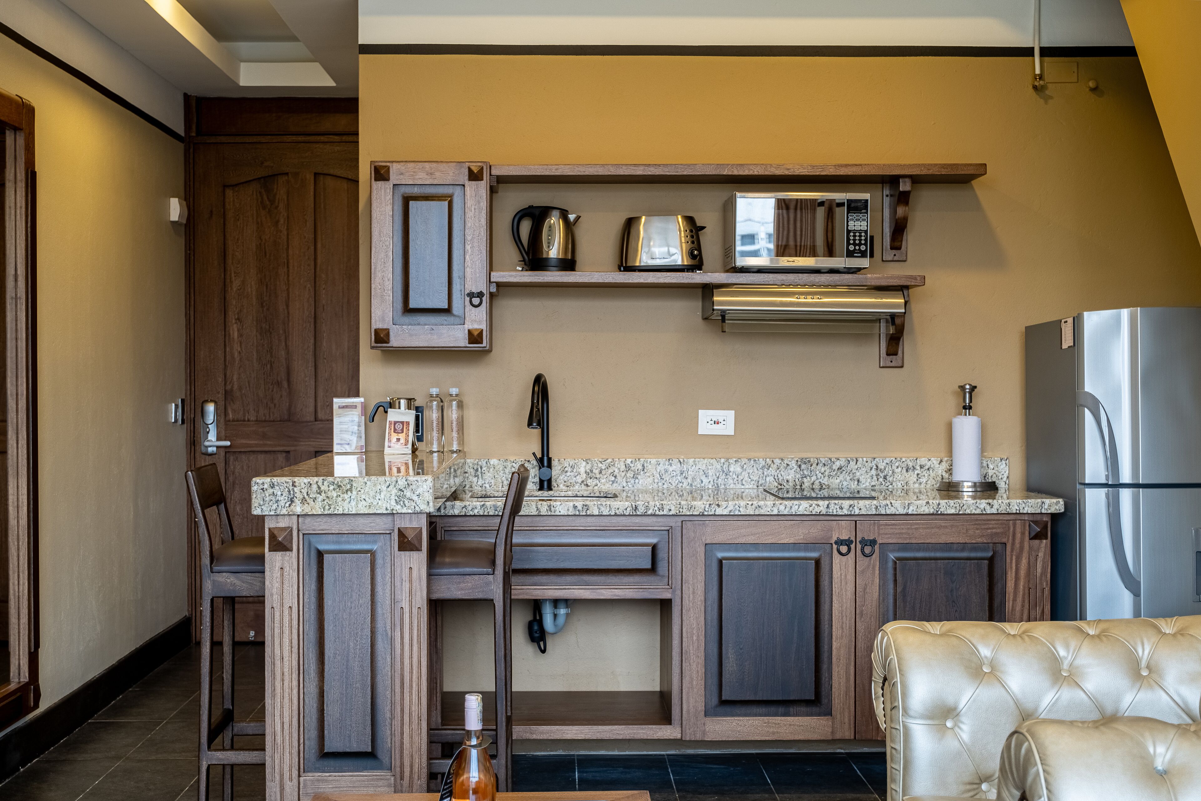 full-sized fridge, microwave, oven, stovetop