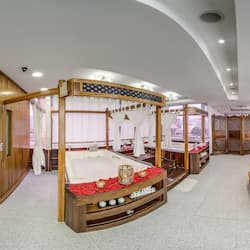 Couples treatment room(s), sauna, hot tub, steam room