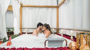 Couples treatment room(s), sauna, hot tub, steam room