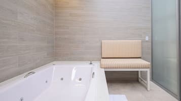 Habitación Deluxe | Baño | Amenidades de baño de diseñador, secadora de cabello, batas, pantuflas