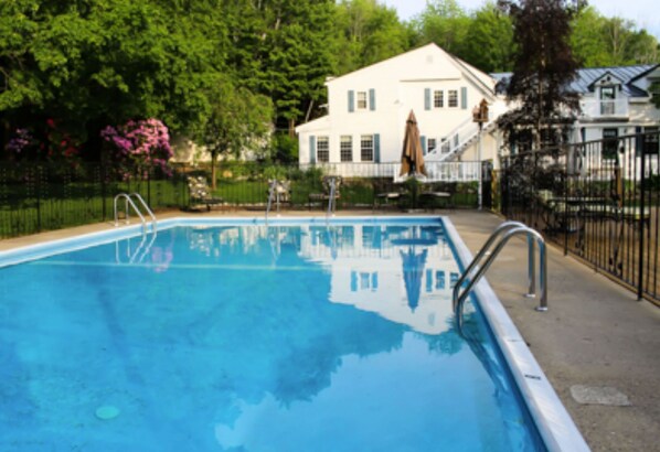 حمّام سباحة خارجي موسمي، مظلات على حمّام السباحة، مقاعد للتشمس