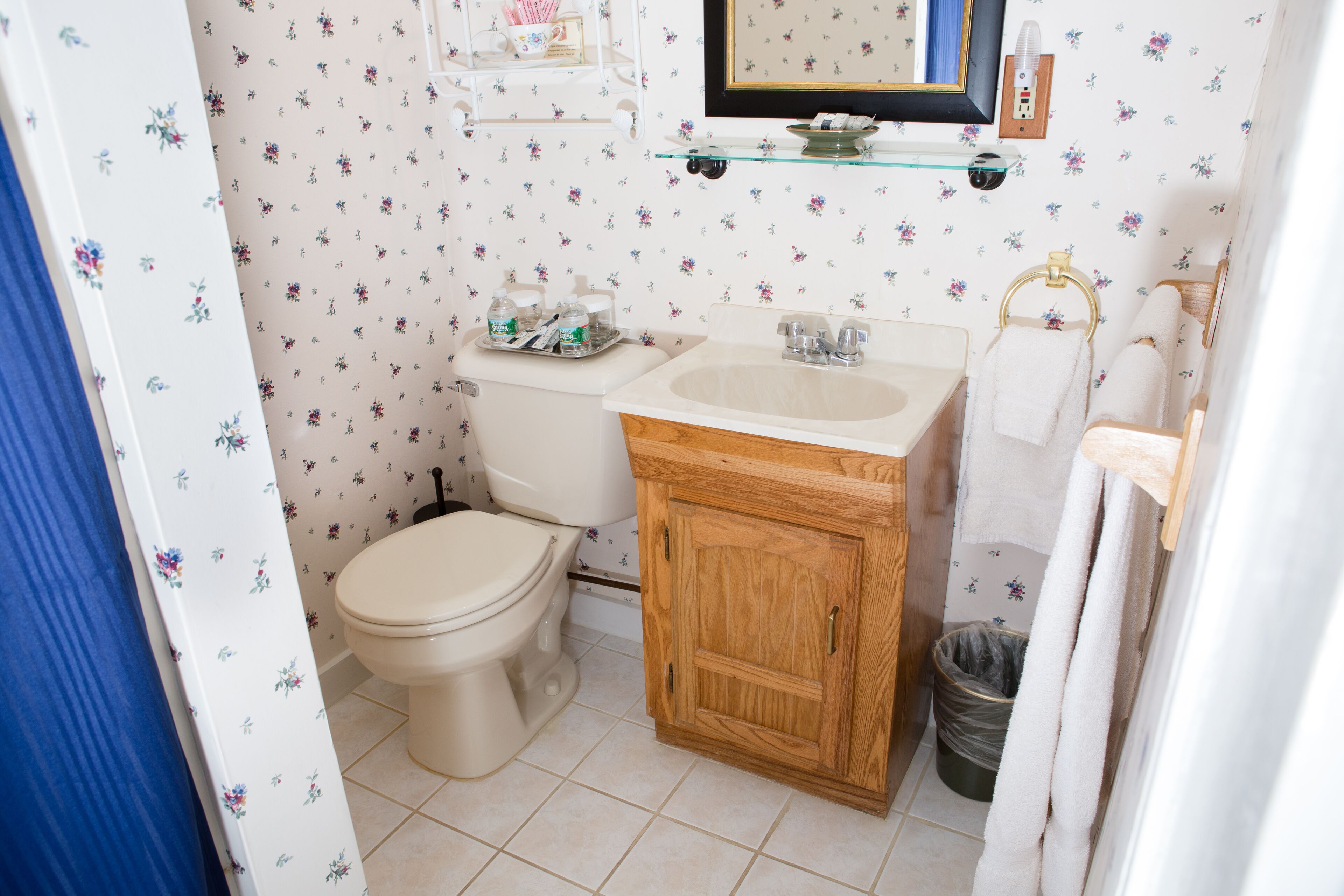 Un baño con inodoro, lavamanos y un armario de madera.