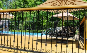 Een seizoensgebonden buitenzwembad en parasols bij het zwembad