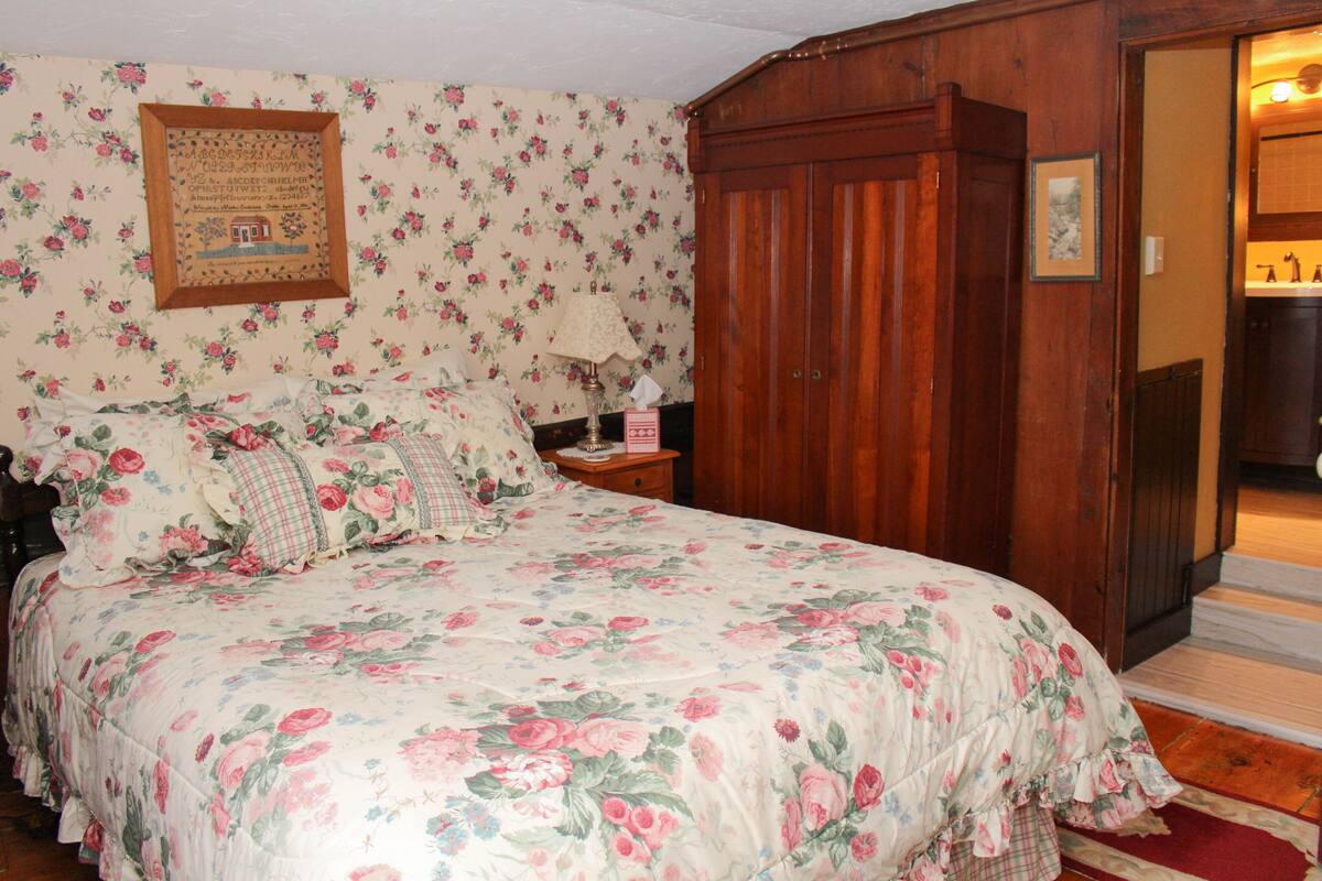 Egyptian cotton sheets, premium bedding, iron/ironing board (on request)
