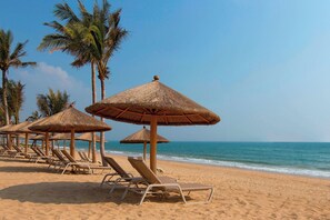 海灘、白沙、免費海灘接駁車、躺椅