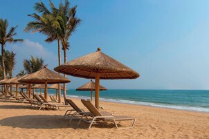 On the beach, white sand, free beach shuttle, sun loungers