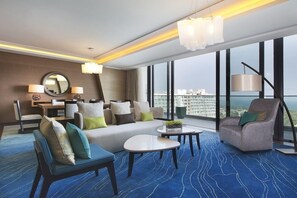 Suite, 1 kamar tidur, pemandangan laut (Balcony) | Seprai premium, selimut bulu angsa, bantalan ekstra lembut, dan minibar