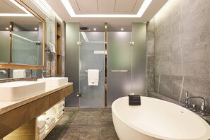 Bathtub dan shower terpisah, bathtub besar,  dan pancuran hujan