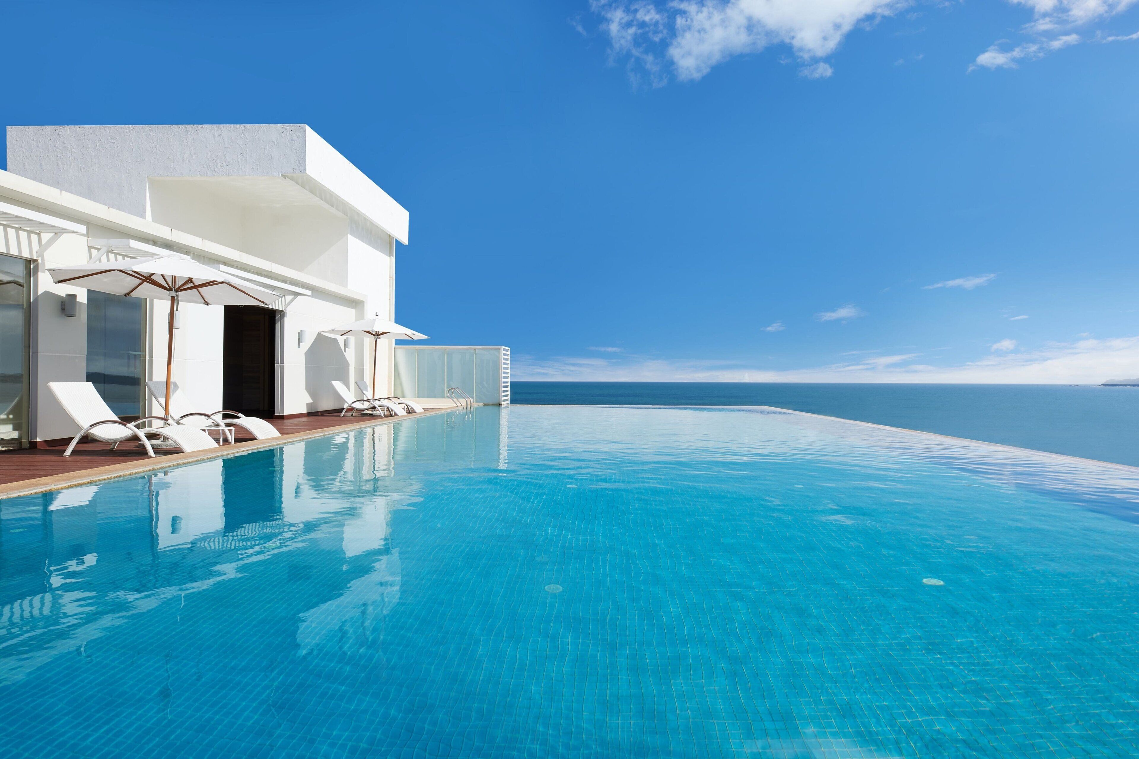 5 outdoor pools, open 8:00 am to 9:30 pm, pool umbrellas, pool loungers