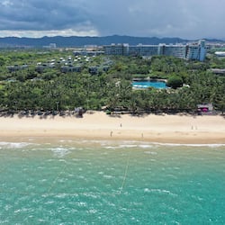 On the beach, white sand, free beach shuttle, sun-loungers