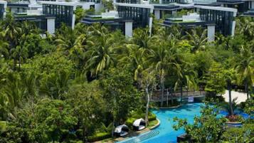 5 outdoor pools, open 8:00 AM to 9:30 PM, pool umbrellas, pool loungers