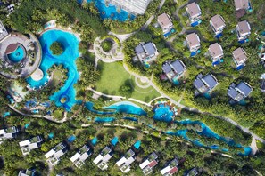 5 Außenpools, geöffnet von 08:00 Uhr bis 21:30 Uhr, Sonnenschirme