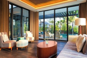 Luxury-Villa, 2 Schlafzimmer, eigener Pool | Wohnzimmer | LED-Fernseher