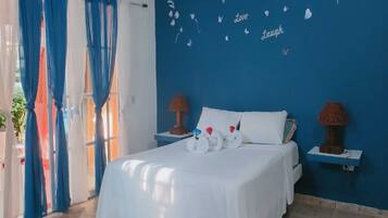 Rom – deluxe, hageutsikt, 1. etasje | Sengetøy av topp kvalitet, dundyner og senger med overmadrass