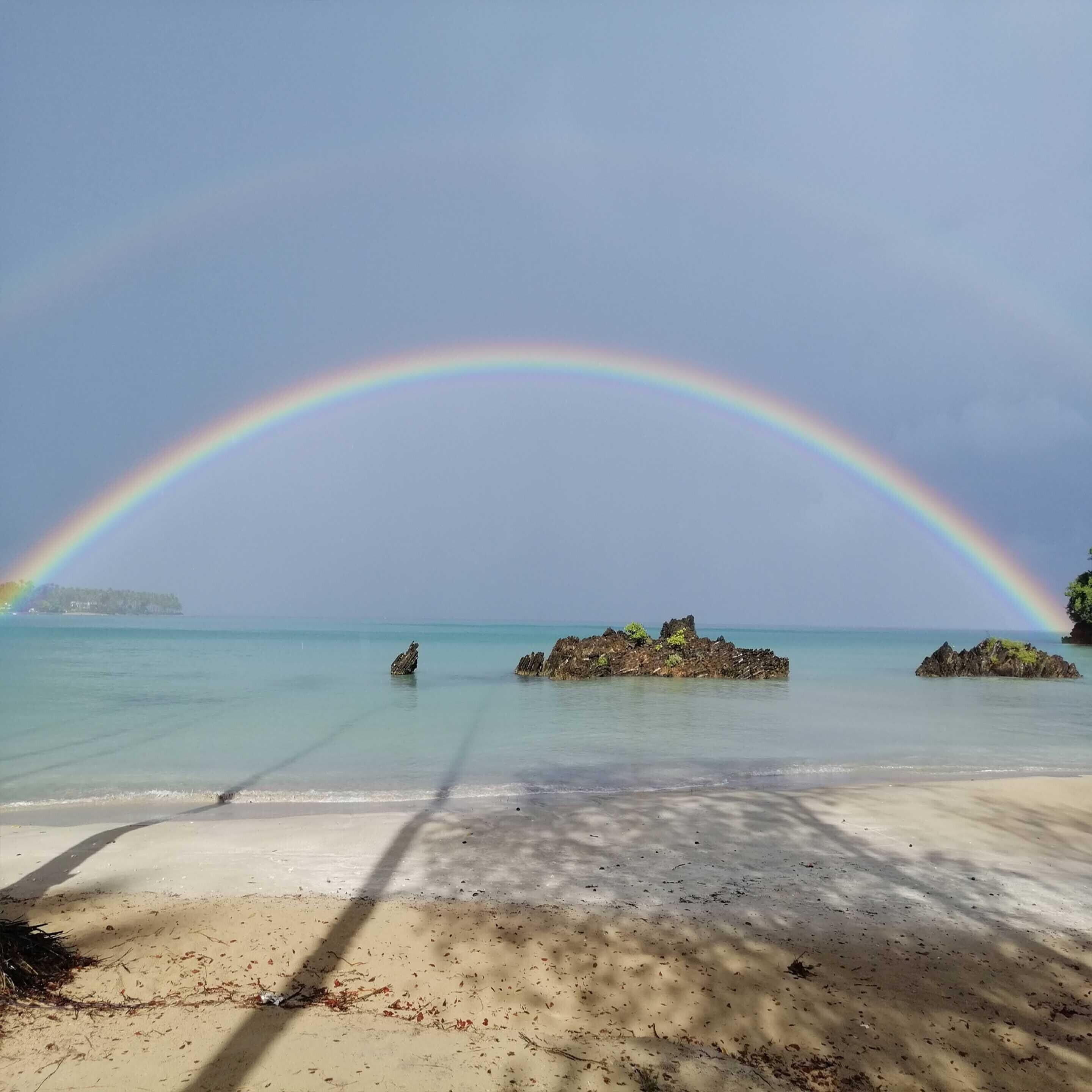 Playa en los alrededores y playa de arena blanca 